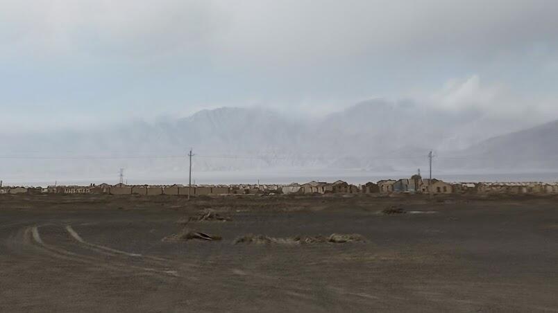 废弃的石油小镇（背后是被云雾覆盖的祁连山脉，非常壮观）